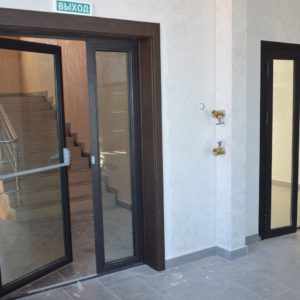 Противопожарная дверь с остеклением более 25 процентов / серия FRM7452