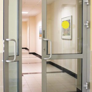 Противопожарная дверь с остеклением более 25 процентов / серия FRM7454